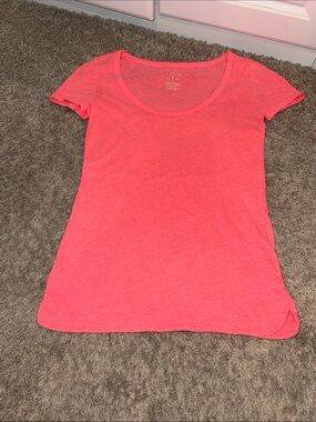 American Eagle Outfitters Scoop Neck Short Sleeve Tee in Neon Coral